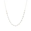 Dettaglio di una collana in acciaio inossidabile dorato con perline di zircone - Stile Accentuato con Perla Singola Chiara