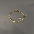 Dettaglio del bracciale a catena serpente in acciaio inossidabile placcato oro 18k con cuore - Catena a Serpente Con 2 Perline di Posizione (YB-985G) / 3mm x 15cm+5cm / Oro