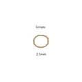 Vista detallada de un anillo elástico de cuentas doradas de 2,5 mm en acero de titanio - 2.5mm Unisex Style (JZ1075G)