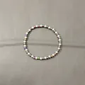Detail der mattierten und schillernden Edelstahlperlen auf elastischem Armband - Regenbogen (YB-915-GRN)