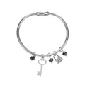 Dettaglio di un bracciale in acciaio inossidabile con ciondoli a forma di chiave e lucchetto - Stile Ciondolo Serratura Chiave Vintage (YB-810) / Argento