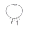 Bracciale rigido a molla in acciaio inox 304 con ciondoli a piuma e perline bianche - Stile Ciondolo Piuma Vintage (YB-811) / Argento
