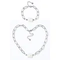 Dettaglio del set di gioielli in acciaio inossidabile con catena a graffetta e perle - Set Collana e Bracciale (YN870-YB871) / Argento