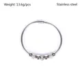 Primer plano de una pulsera de acero inoxidable con cristales y cuentas con relieve. - Estilo con Decoración de Strass Brillante (YB-033)