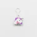 Vista dettagliata del portachiavi unicorno in PVC con corno arcobaleno e base luminosa. - Unicorno dalla Criniera Viola