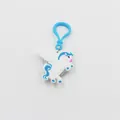 Vista dettagliata di un portachiavi a forma di unicorno in PVC bianco con chiusura blu - Unicorno Stile Pegaso