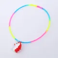 Primo piano dettagliato di una collana in silicone arcobaleno con un ciondolo a unicorno - Rosso