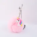 Vue détaillée d'un porte-clés pompon en fausse fourrure rose avec une licorne colorée - Style Licorne Debout de Profil (05)