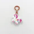 Primo piano di un portachiavi a forma di unicorno in PVC bianco e rosa - Unicorno con Decorazione a Cuore