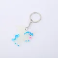 Nahaufnahme eines leuchtenden PVC-Einhorn-Schlüsselanhängers in Weiß und Blau. - Blaue Linienumrissstil (07 Leuchtend)