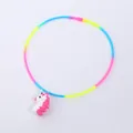 Vista dettagliata di una collana arcobaleno in silicone con ciondolo a forma di unicorno - Rosa