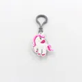 Vista dettagliata di un grazioso portachiavi a forma di unicorno in PVC con luce LED - Unicorno Rosa con Gancio Grigio