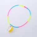 Detailansicht einer Silikon-Regenbogenkette mit einem niedlichen Einhorn-Anhänger. - Gelb