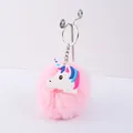 Dettaglio di un portachiavi a pompon rosa con ciondolo a forma di unicorno in PVC bianco. - Stile Testa di Unicorno (02)