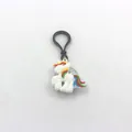 Vista ravvicinata di un portachiavi a forma di unicorno in PVC bianco con luce LED colorata - Unicorno dalla Criniera Arcobaleno a Quattro Colori