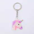 Detaillierte Ansicht eines leuchtenden Einhorn-Schlüsselanhängers aus weichem PVC-Material - Purpurroter Mähnenstil (03 Leuchtend)