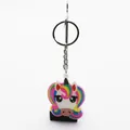 Detailansicht eines bunten Einhorn-Schlüsselanhängers aus PVC-Weichgummi mit Regenbogen - Große Augen Regenbogenmähne