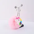 Gros plan d'un porte-clés pompon rose avec une breloque licorne en PVC colorée détail - Style Licorne Crinière Arc-en-ciel (09)