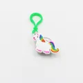 Primo piano di un portachiavi a forma di unicorno in PVC con criniera arcobaleno e luce LED. - Unicorno dagli Zoccoli Rosa