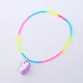 Detail einer bunten Silikon-Regenbogenkette mit einem süßen lila Einhorn-Anhänger. - Lila