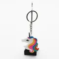 Detaillierte Nahaufnahme eines süßen Einhorn-Schlüsselanhängers mit bunter Regenbogenmähne - Geschlossene Augen Minimalistisch Weiß