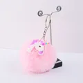 Dettaglio ravvicinato di un portachiavi con pompon rosa e ciondolo a forma di unicorno - Stile Testa Unicorno Occhi Chiusi (03)
