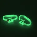 Vista dettagliata che mostra l'intensa luce verde dei braccialetti in silicone a unicorno - Stile Unicorno (C2)