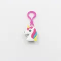 Vista dettagliata del portachiavi unicorno in PVC bianco con clip rosa e luce LED - Testa di Unicorno con Corno Giallo