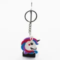 Detailansicht eines bunten Einhorn-Schlüsselanhängers aus weichem PVC mit Metallring - Rosa Lila Blaue Mähne