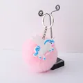 Détail d'un porte-clés à pompon rose avec une jolie breloque licorne en PVC blanc. - Style Licorne Crinière Bleue (08)