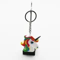 Detailansicht des bunten PVC-Einhorn-Schlüsselanhängers mit Regenbogenmähne und Metallring - Schwarzes Horn Regenbogenmähne