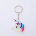 Makroansicht eines leuchtenden PVC-Einhorn-Schlüsselanhängers mit bunter rosa Mähne - Spiralhornstil (01 Leuchtend)