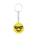 Dettaglio di un portachiavi emoji giallo in silicone con design occhiali da sole - Faccina con Occhiali da Sole (Stile 5)