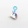 Dettaglio di un portachiavi a forma di unicorno in PVC bianco con clip blu e luce a LED - Unicorno Patchwork Blu Rosa Viola / 0,1