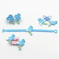Dettaglio set accessori fenicottero 7 pezzi con bracciale PVC, anelli e fermagli - Serie Fenicottero / Blu lago