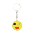 Vista ravvicinata di un simpatico portachiavi emoji giallo che fa l'occhiolino - Faccina che Manda un Bacio (Stile 8)