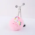 Vista dettagliata di un portachiavi con pompon rosa e ciondolo a forma di unicorno in PVC. - Stile Unicorno in Corsa (01)