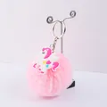 Primo piano di un portachiavi in pelliccia sintetica rosa con unicorno in PVC bianco. - Stile Unicorno con Ali (04)