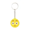 Dettaglio ravvicinato di un portachiavi emoji rotondo giallo con faccia sorpresa buffa - Faccina Neutra (Stile 13)