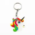 Detailansicht eines leuchtenden PVC-Einhorn-Schlüsselanhängers mit Regenbogenmähne. - Spiralhorn Mähnenstil (Nachtleuchtend 6)