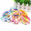 Nahaufnahme von bunten Silikon-Einhorn-Armbändern mit aufgedruckten inspirierenden Texten - Zufällige Mischfarben