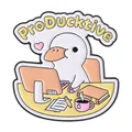 Niedliche Cartoon-Ente Emaille-Pin am Schreibtisch mit PRODucktive Text, Büro-Accessoire - ProDucktive Büro-Ente (QHXZ4420)