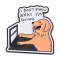 Pin's émaillé chien de bureau Golden Retriever avec texte 'I don't know what I'm doing' - Style de Chien à l'Ordinateur (QHXZ4445)