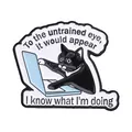 Niedliche schwarze Katze arbeitet am Laptop Emaille Anstecknadel für Accessoires - Für das Ungeübte Auge Katze (QHXZ6613)