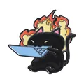 Süße wütende schwarze Katze beißt Laptop Emaille Pin Brosche mit Feuer Hintergrund - Wütende Büro-Katze Beißt Laptop (UVXZ415)