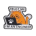 Süße Emaille-Anstecknadel mit arbeitender Katze und Trust me I'm an engineer Text - TRUST ME Ingenieur-Katze (QHXZ6271)