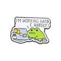 Niedliche Emaille-Anstecknadel mit grünem Frosch am Laptop und lustigem Spruch - Hart Arbeitender Frosch (QHXZ6017)