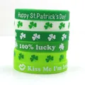 Ensemble de bracelets en silicone pour la Saint-Patrick avec trèfles verts et motifs porte-bonheur. - Mélange aléatoire (Lot de 6)