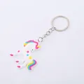 Farbenfroher Cartoon Einhorn PVC Schlüsselanhänger mit Regenbogenmähne und Sternen - Dreifarbige Mähne Körper