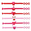Detailansicht von sechs bunten PVC-Herzarmbändern mit verschiedenen Anhängern und LOVE-Schrift - Zufälliger Stil